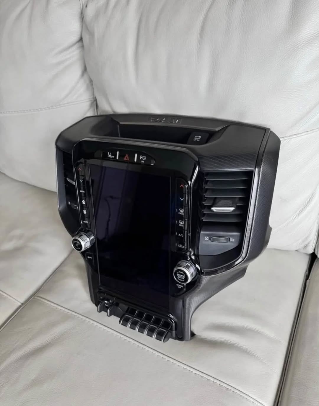 RAM UCONNECT 5 – 12” TOUCHSCREEN DISPLAY