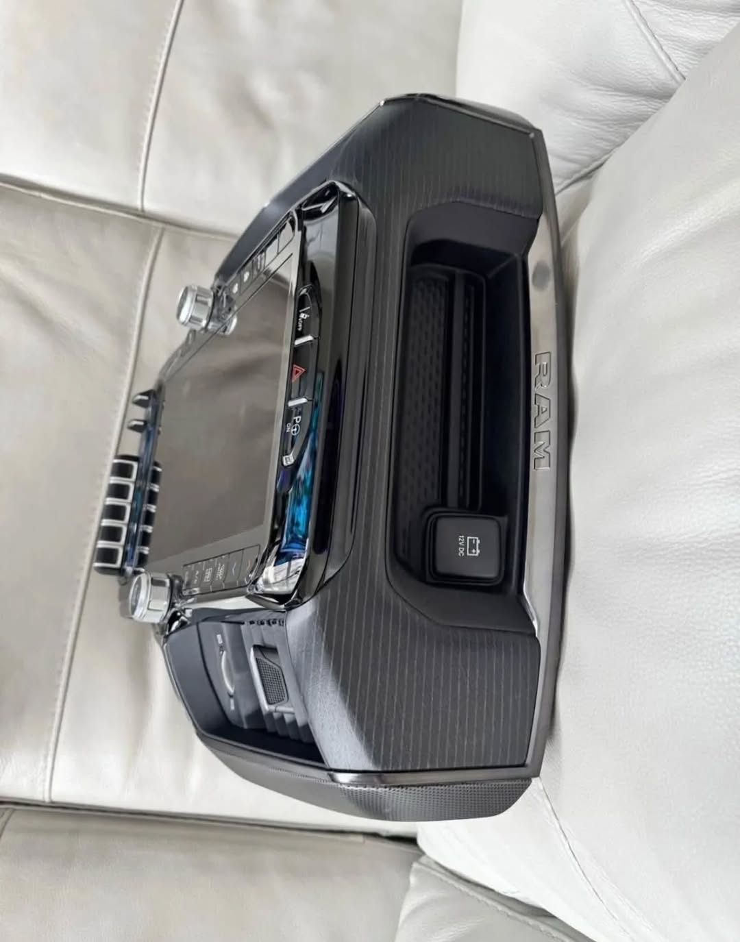 RAM UCONNECT 5 – 12” TOUCHSCREEN DISPLAY image 3