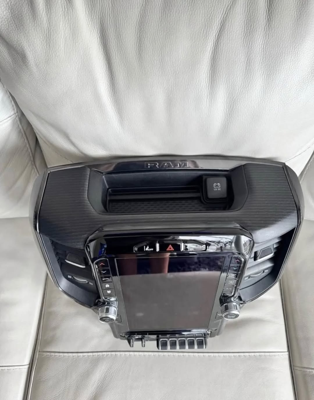 RAM UCONNECT 5 – 12” TOUCHSCREEN DISPLAY image 2