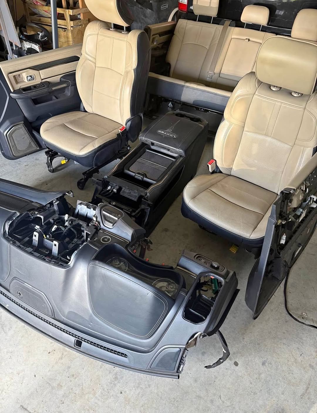 2019–2024 5TH GEN RAM 2500/3500 MEGA CAB LIMITED INTERIOR (LEATHER)