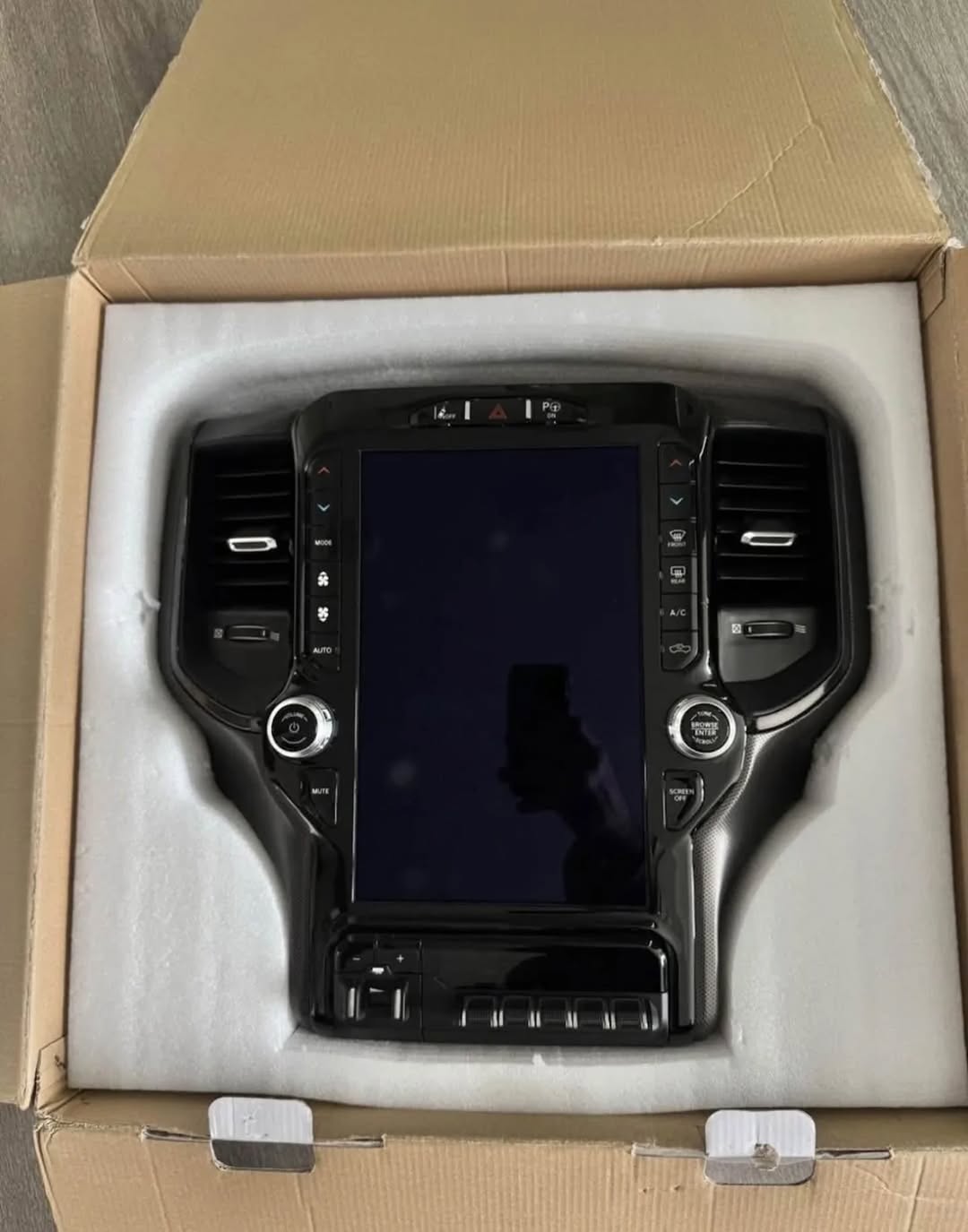 RAM UCONNECT 5 – 12-INCH TOUCHSCREEN( RADIO)