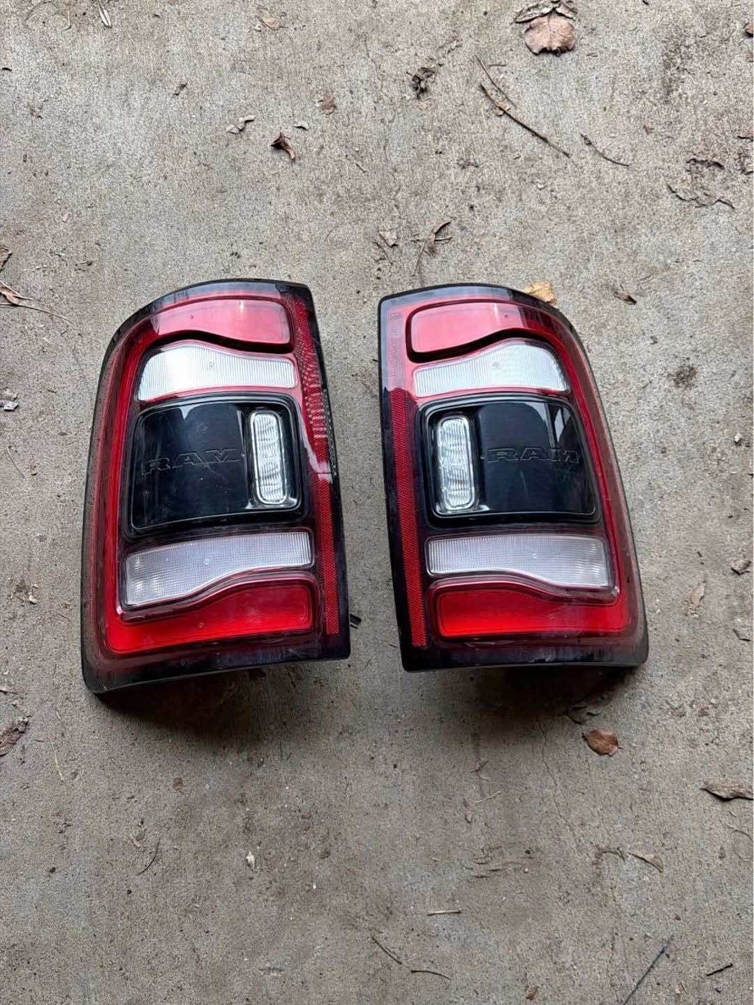 2019–2024 RAM 2500 / 3500 TAIL LIGHTS (BLIND SPOT MONITORING)